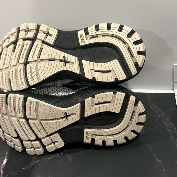 Brooks Adrenaline GTS Black White Women’s Running Shoes Size 7.5 - Picture 8 of 17